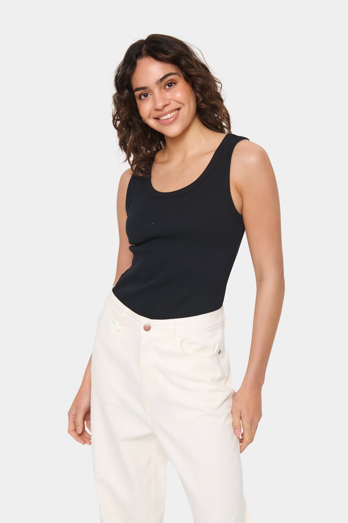 Saint Tropez Aster tanktopp – på modell, nærbilde
