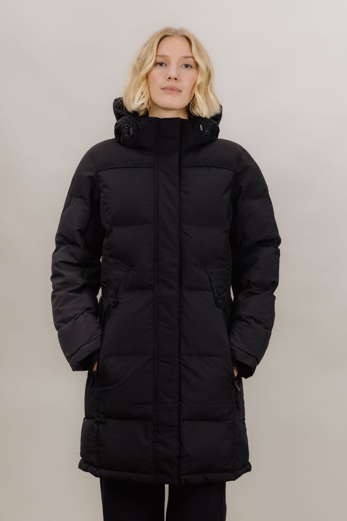 Urban Pioneers Liv Parka parka – forfra på modell