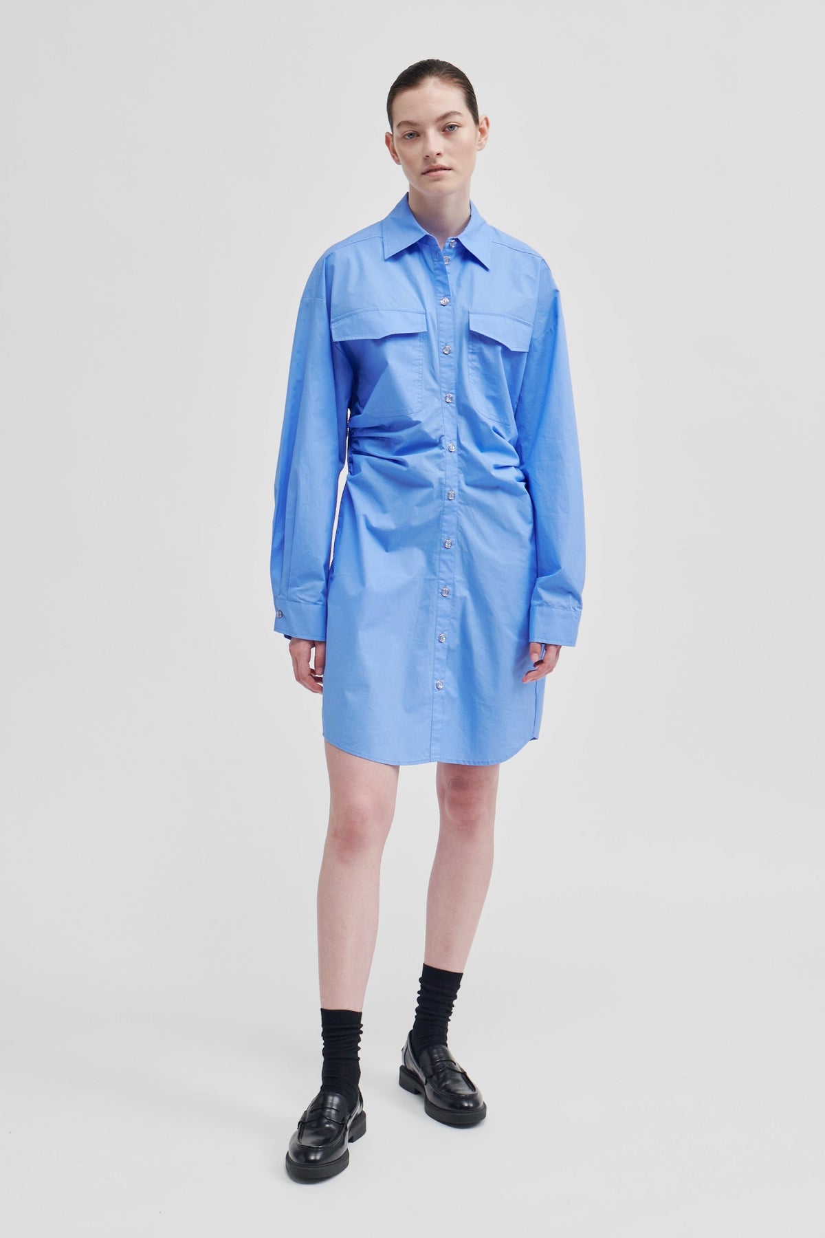 Second Female Enara skjortekjole – helfigur forfra på modell