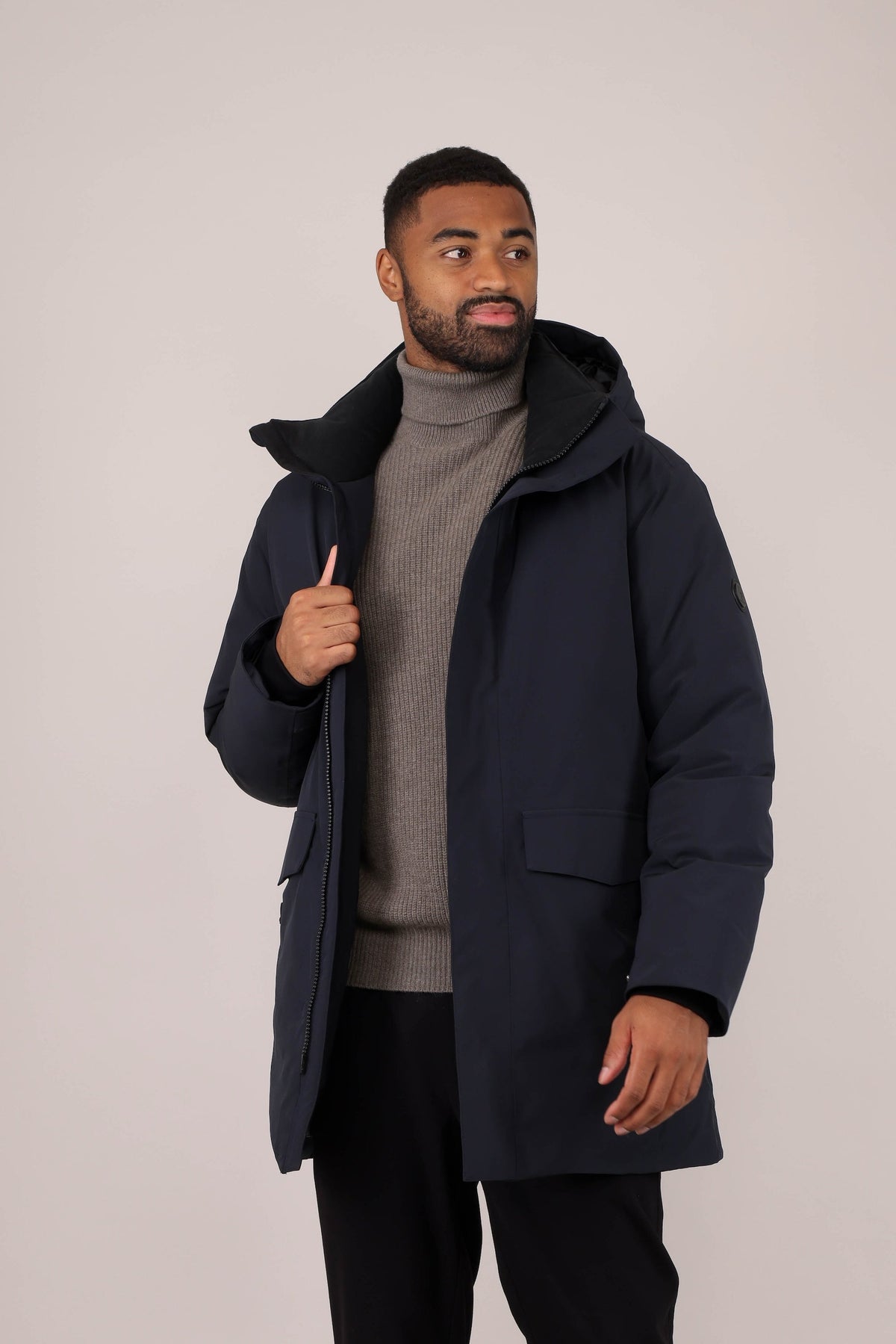 Urban Pioneers Winsor Down Parka parka – forfra på modell