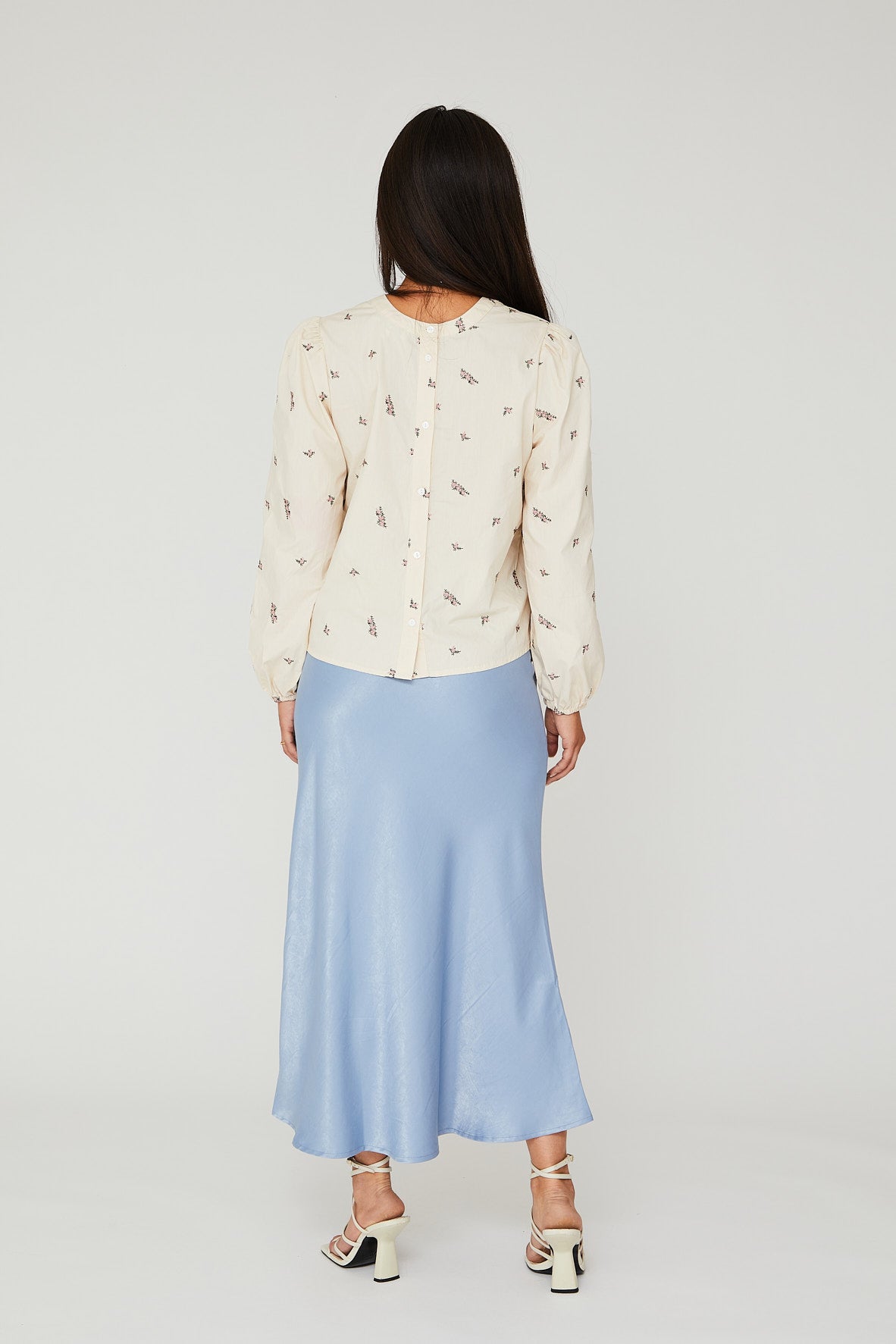 A-view Carry Sateen skjørt – bakfra på modell
