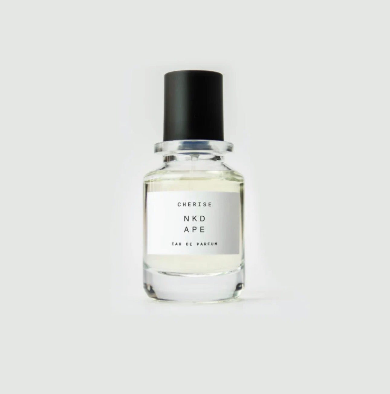 Cherise Eau de Parfum sett fra siden, tilbehør fra NKDAPE hos Image Mandal