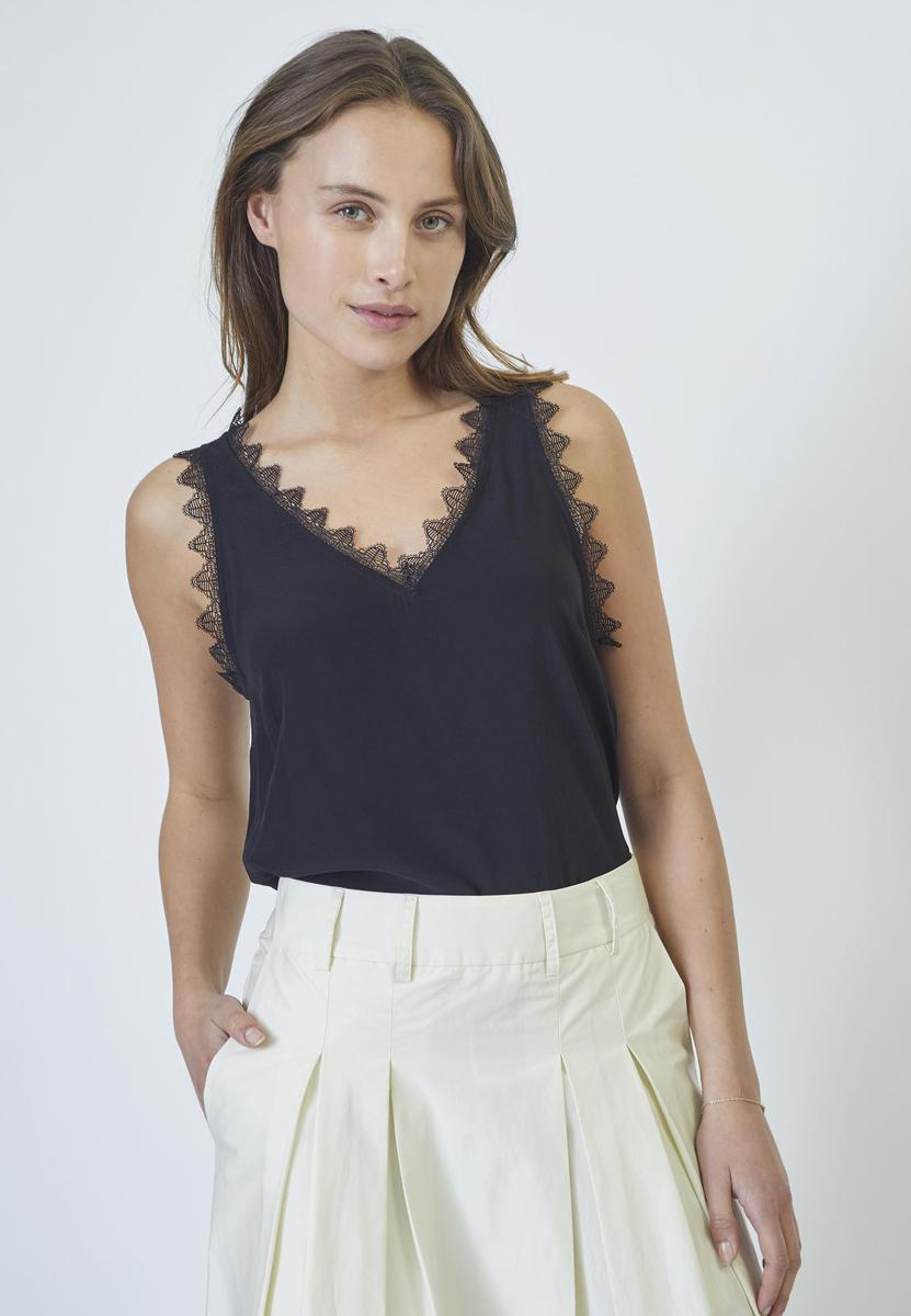 Co'couture Perin singlet – detalj av blondekant i halsen