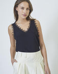 Co'couture Perin singlet – detalj av blondekant i halsen