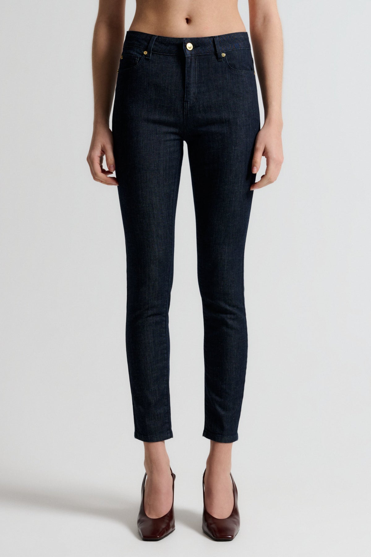 Ivy Copenhagen Alexa jeans – forfra på modell, fra midje og ned