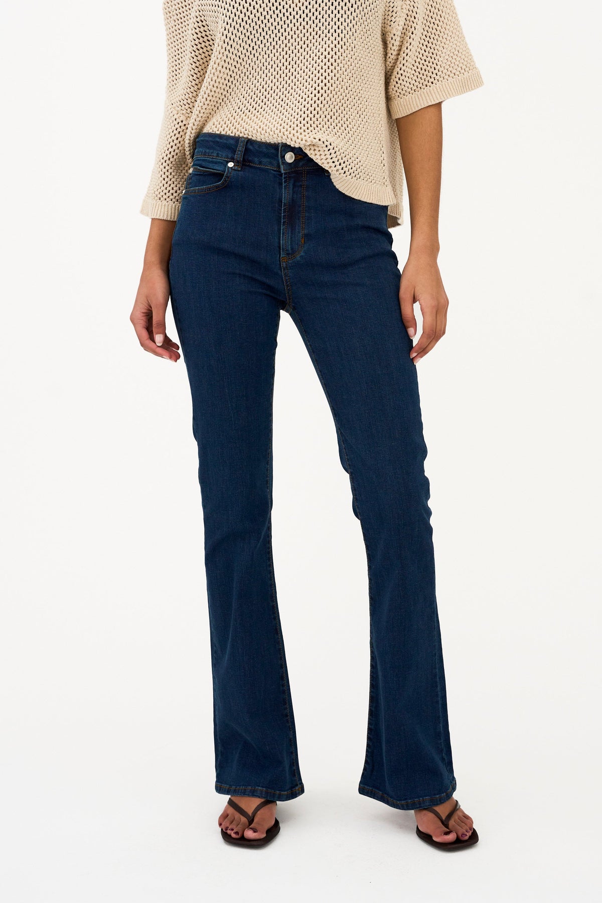 Ivy Copenhagen Tara jeans – forfra på modell, utsvingte ben