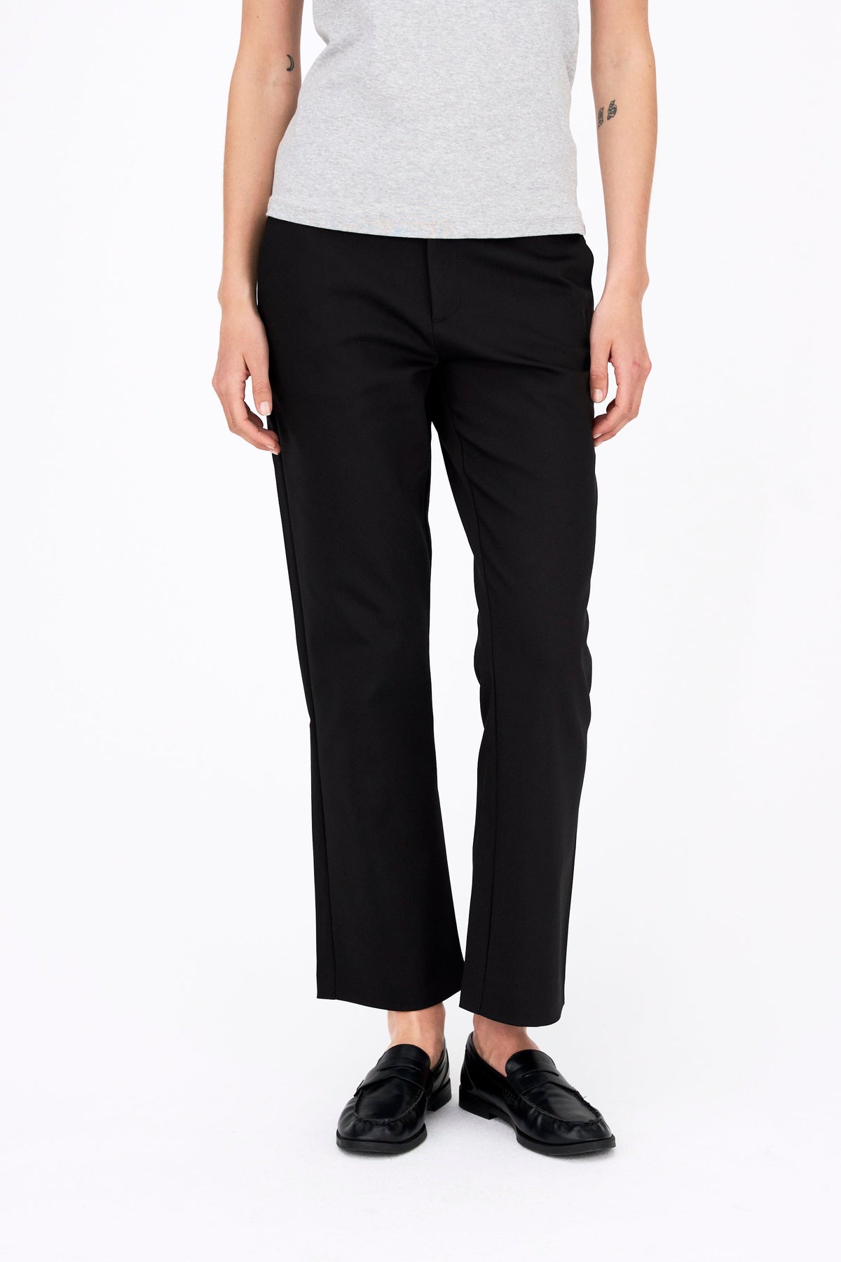 Ivy Copenhagen Alice Cropped Flare bukse – forfra på modell, utsnitt
