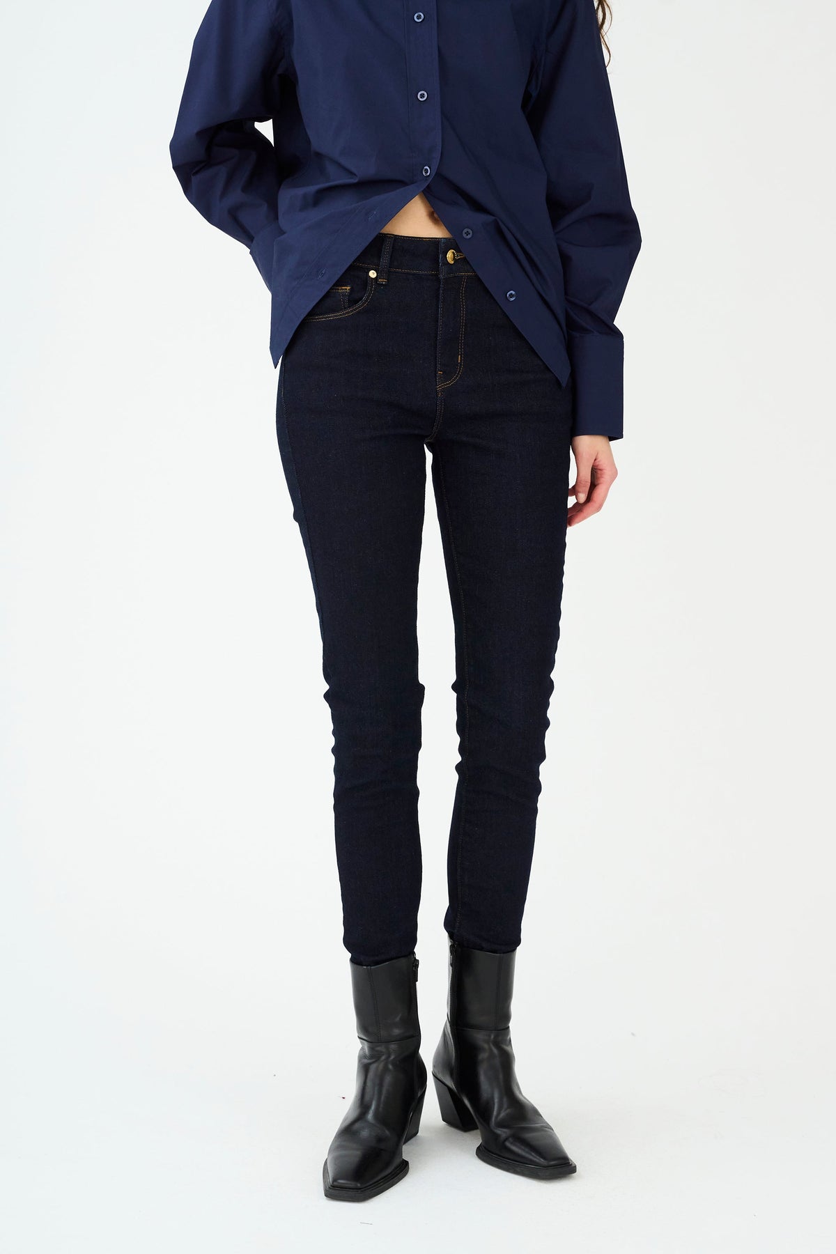Ivy Copenhagen Alexa Cropped jeans – forfra på modell, fra midje og ned