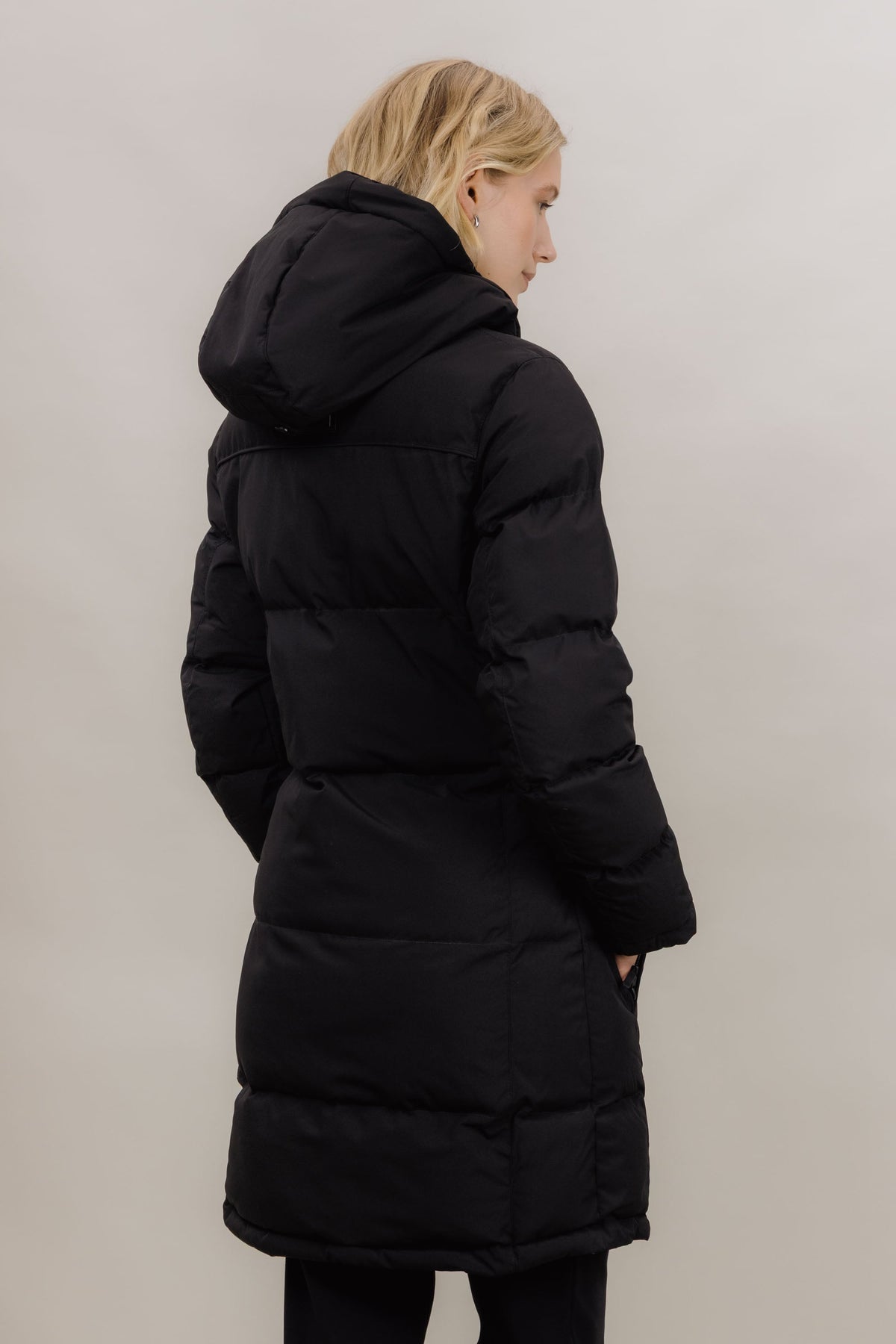 Urban Pioneers Liv Parka parka – bakfra på modell