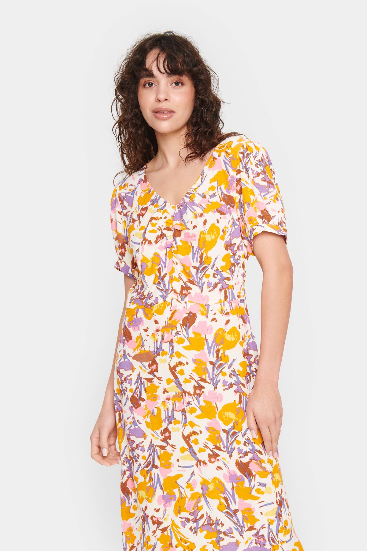 Saint Tropez Eiko lang kjole med blomsterprint – nærbilde på modell