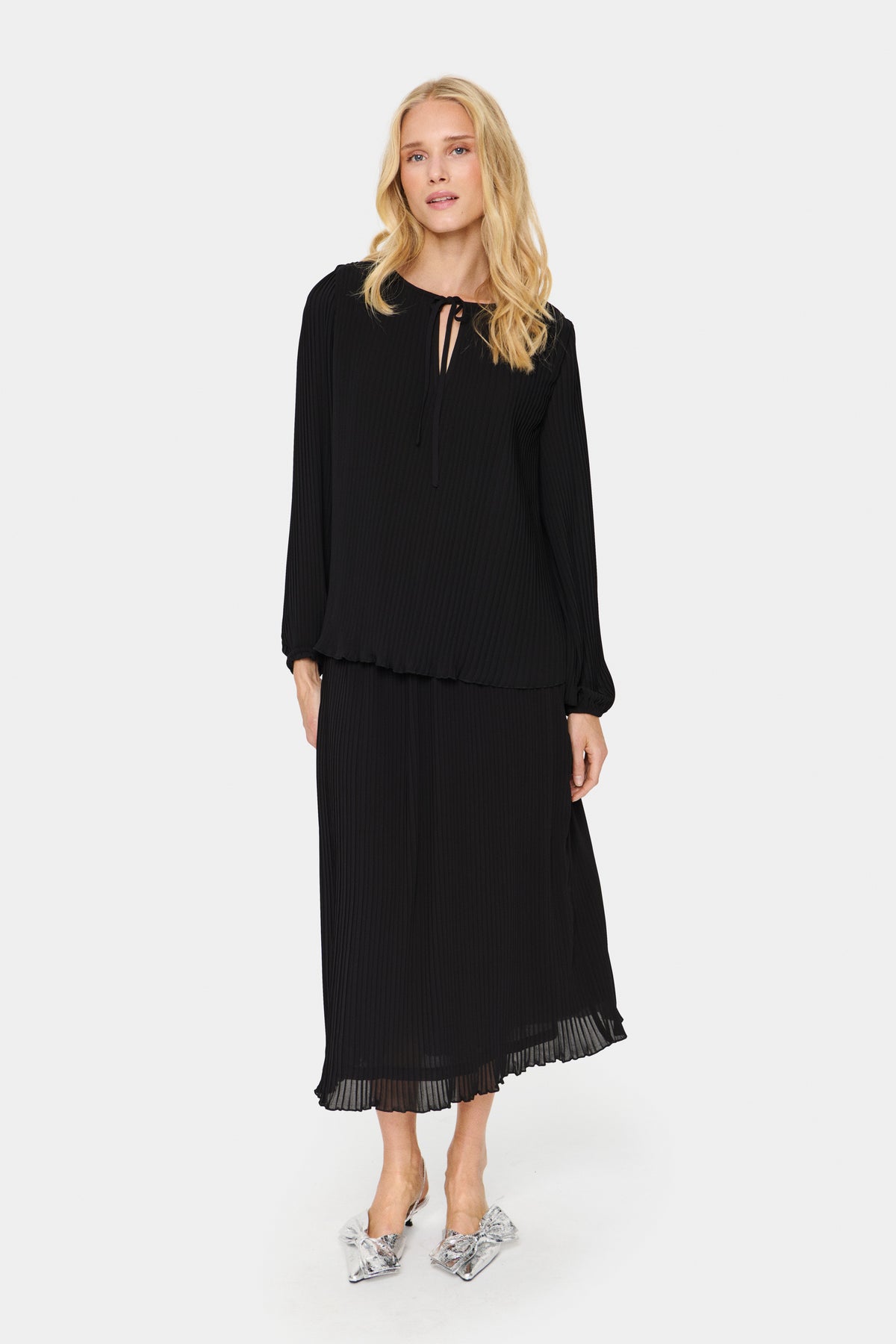 Saint Tropez Hooma bluse – helfigur sammen med plissert skjørt