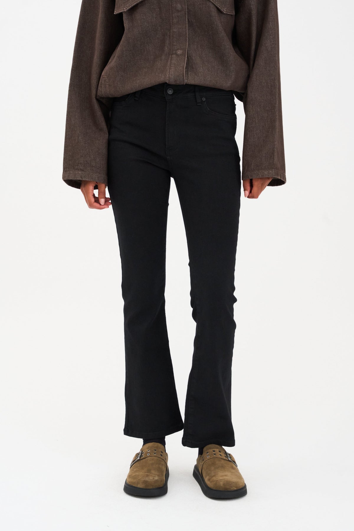 Ivy Copenhagen Johanna Kick Flare jeans – forfra på modell, utsnitt