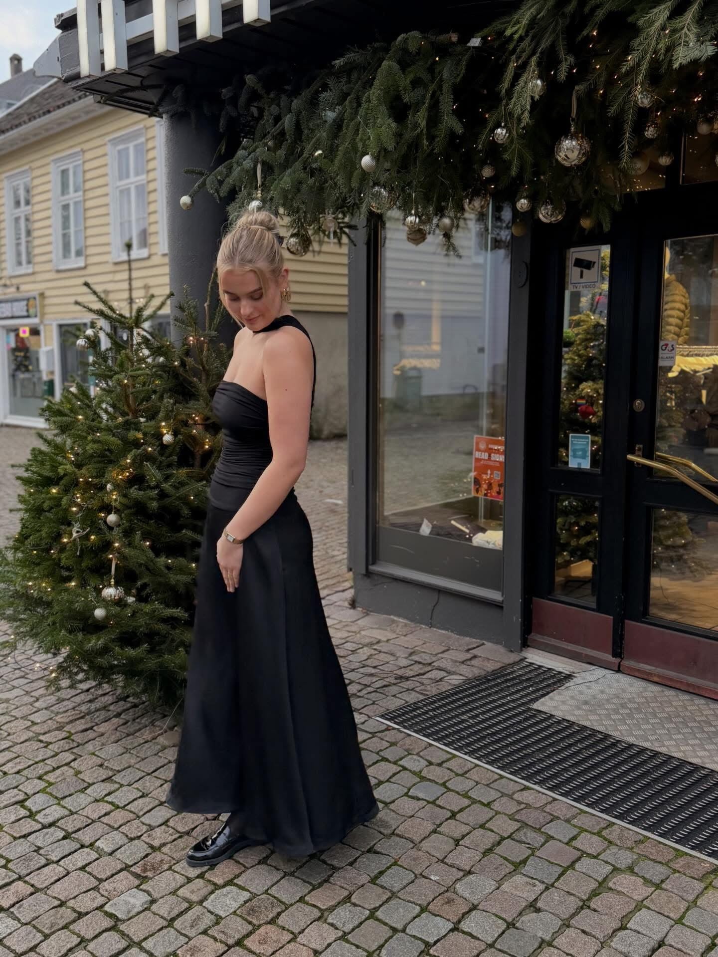 Hamina Long Dress i sort alternativt utsnitt, kjole fra Neo Noir hos Image Mandal