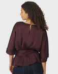 Annegret Heavy Sateen Blouse i rød nærbilde av detaljer, skjorte fra Neo Noir hos Image Mandal