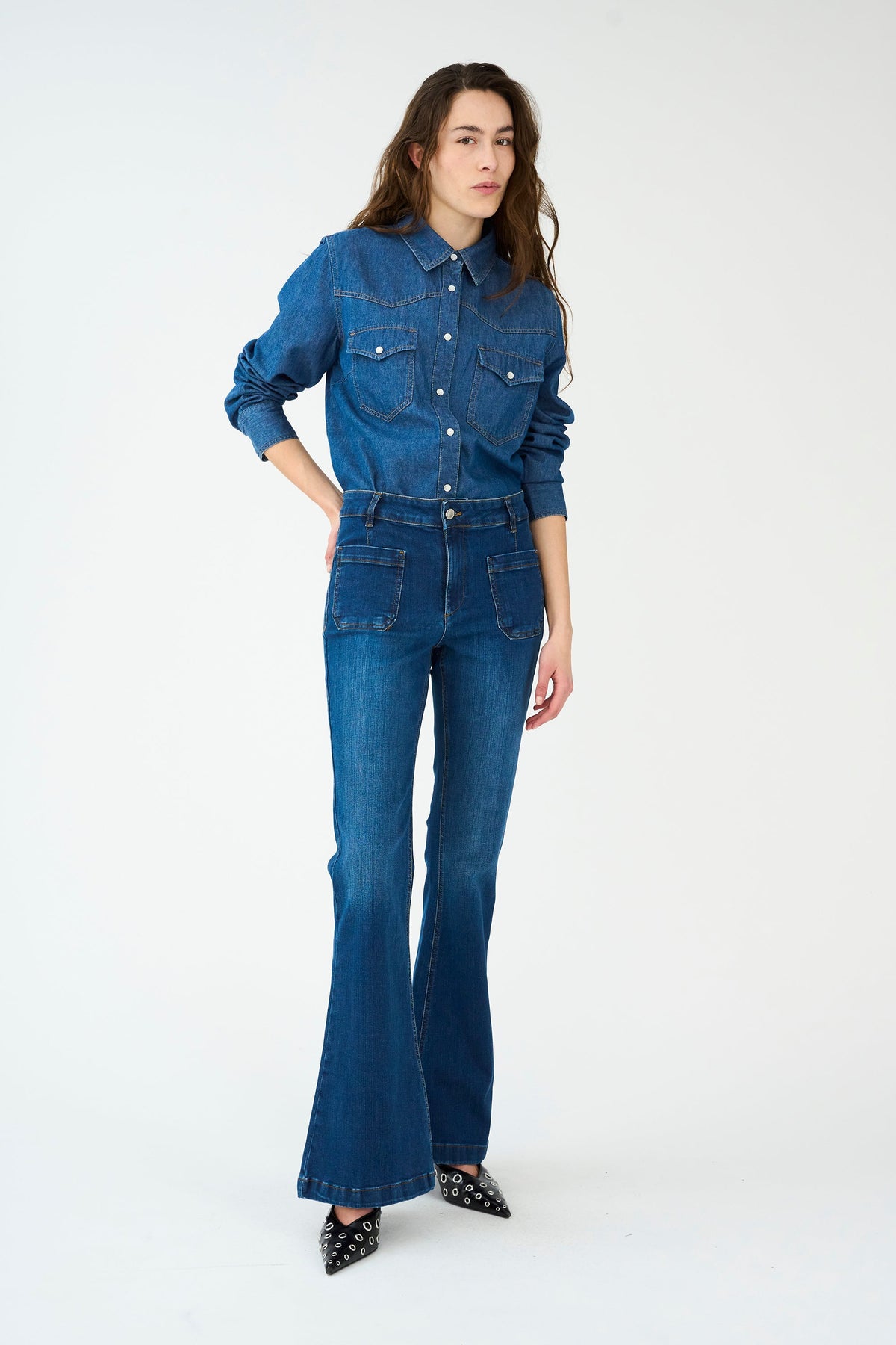 Ivy Copenhagen Ann Charlotte Earth jeans – forfra på modell