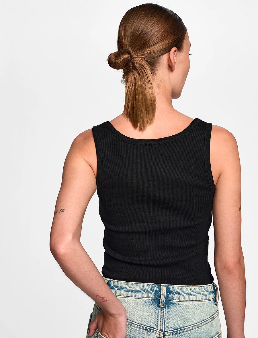 Gestuz Drew SL Reversible topp – bakfra på modell