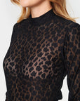 Saint Tropez Rasmin bluse – detalj av leopardmønster på modell