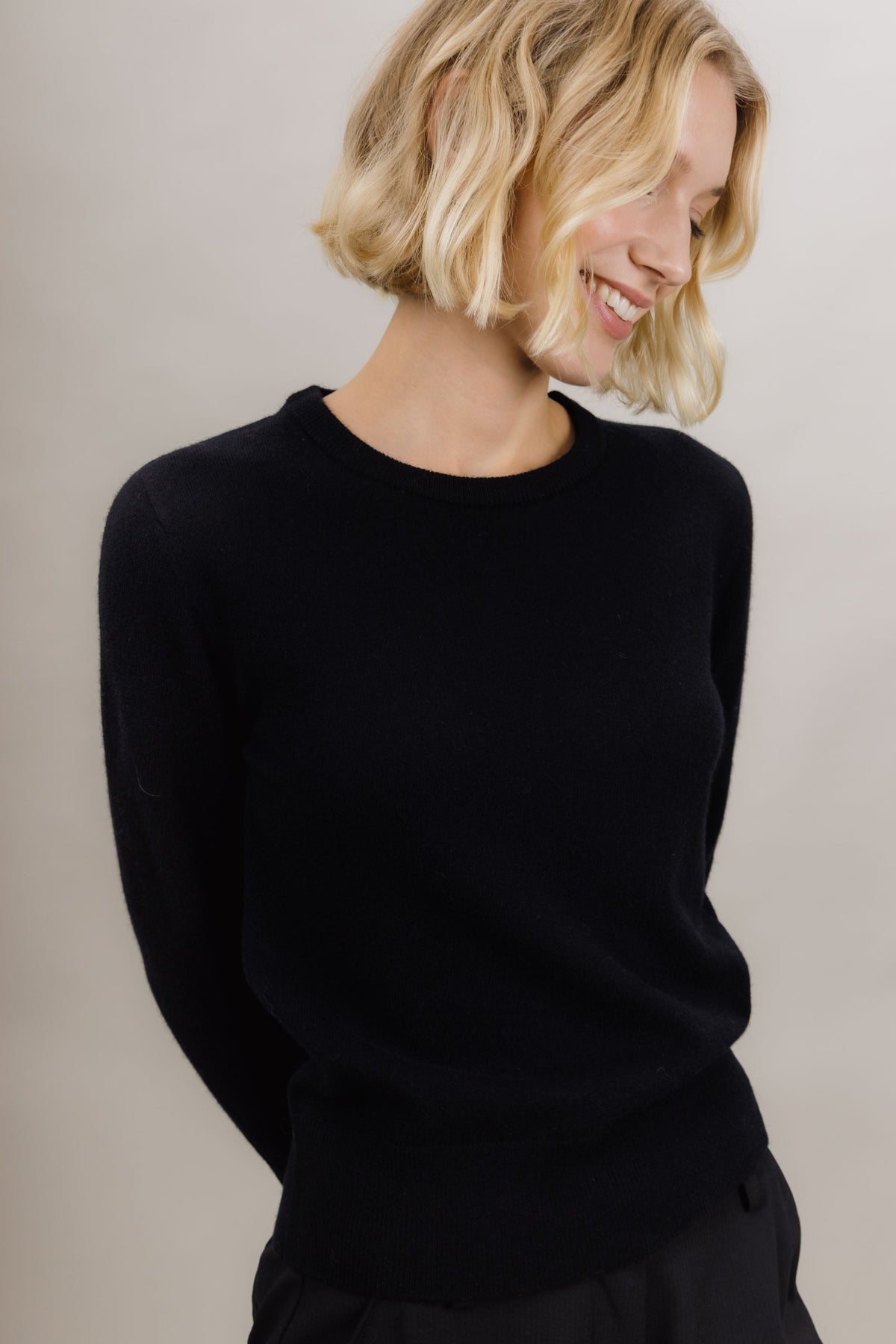Urban Pioneers Bailey Crewneck genser – fra siden på modell