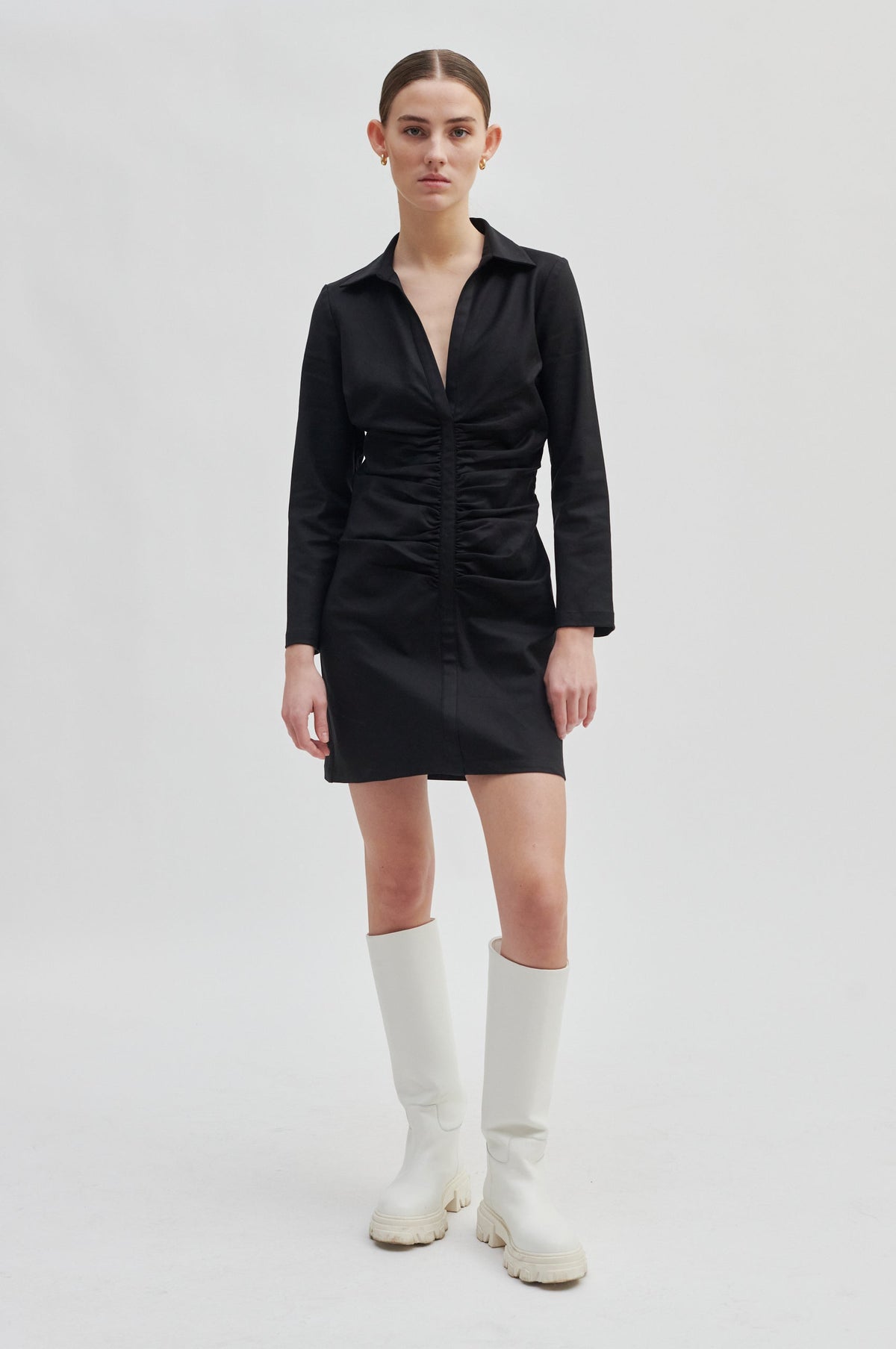 Second Female Numm kjole – helfigur forfra på modell