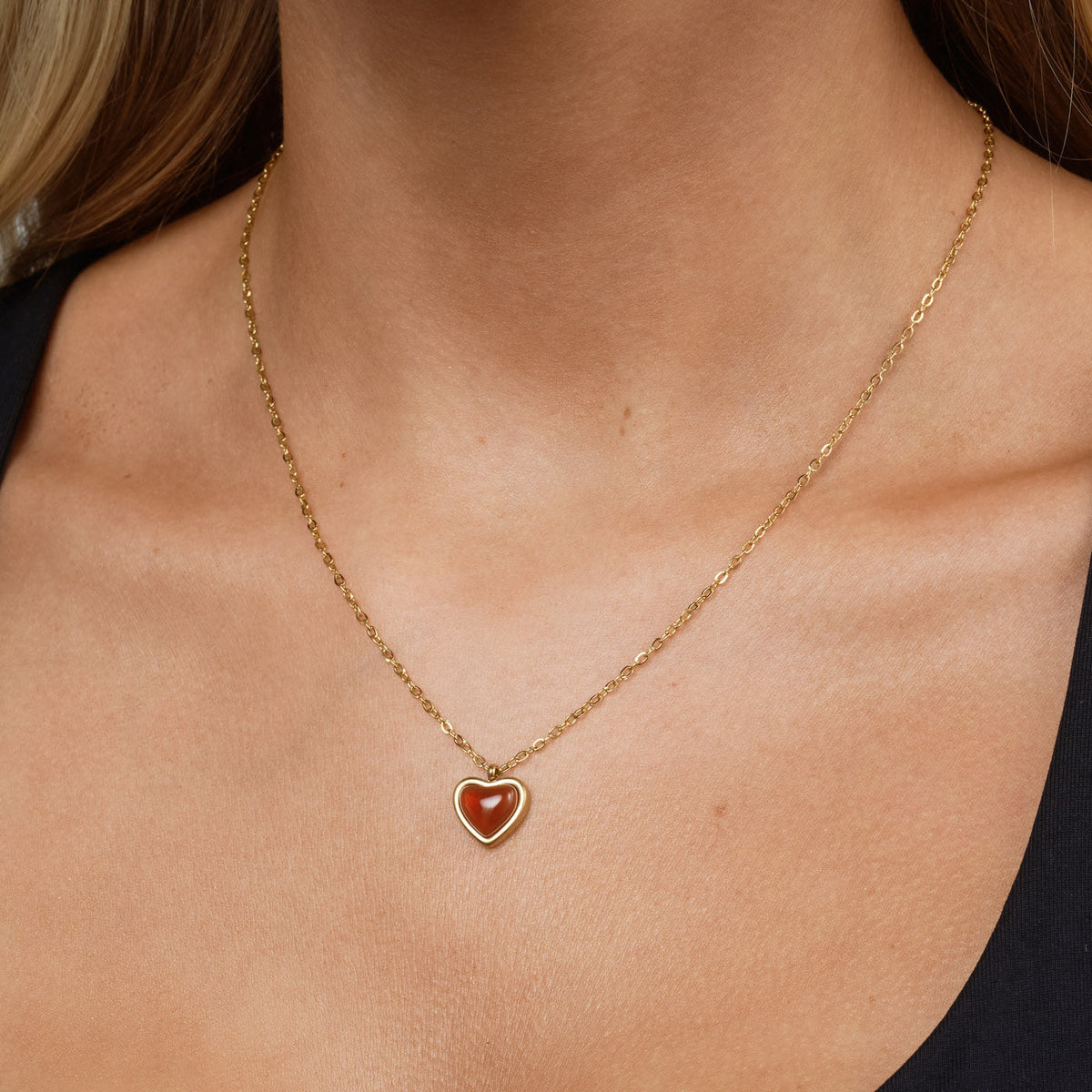 Timi Sonja Jelly Heart halskjede – på modell, detalj