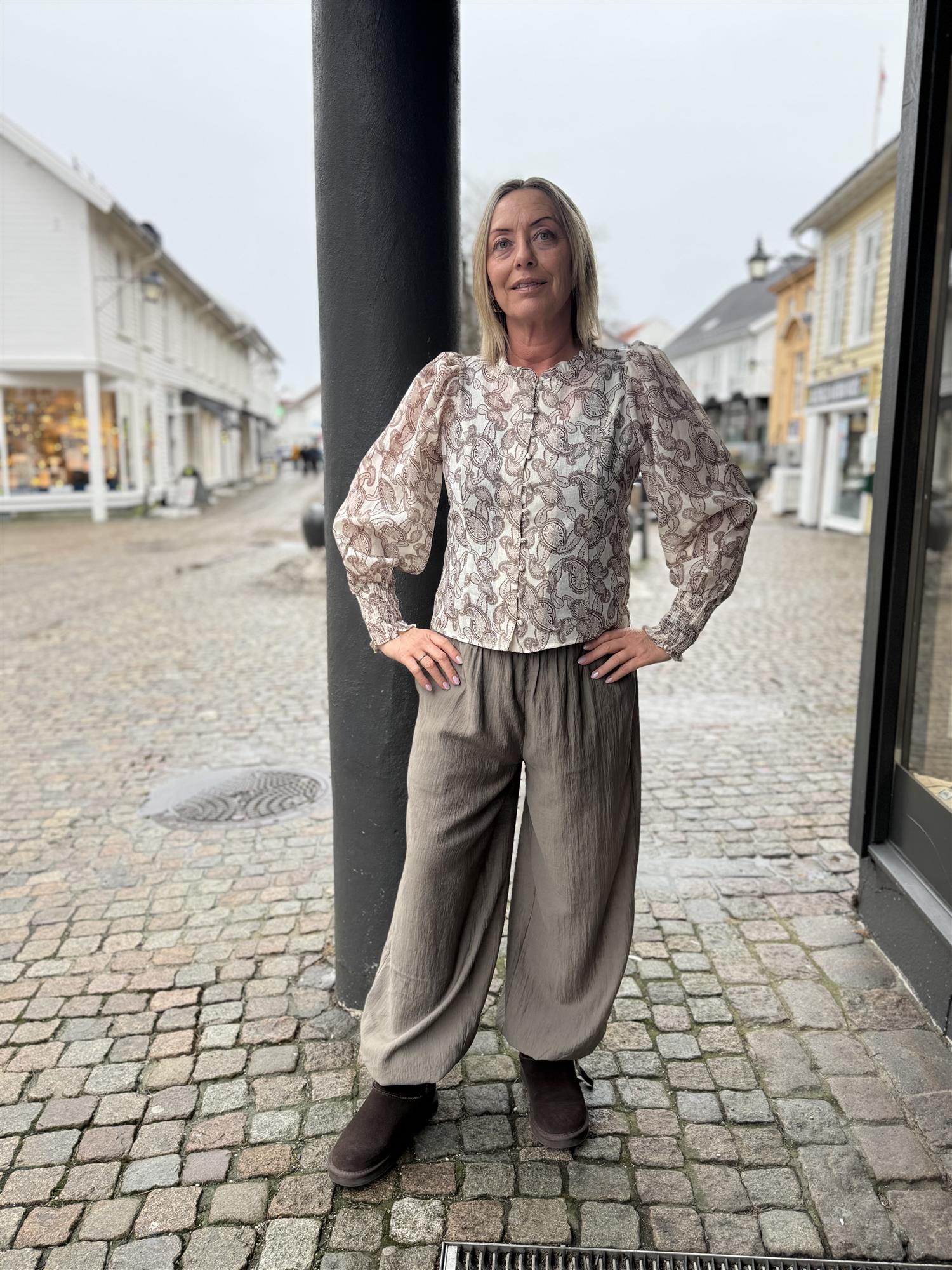 Gilda Soft Paisley Blouse styling-inspirasjon, skjorte fra Neo Noir hos Image Mandal