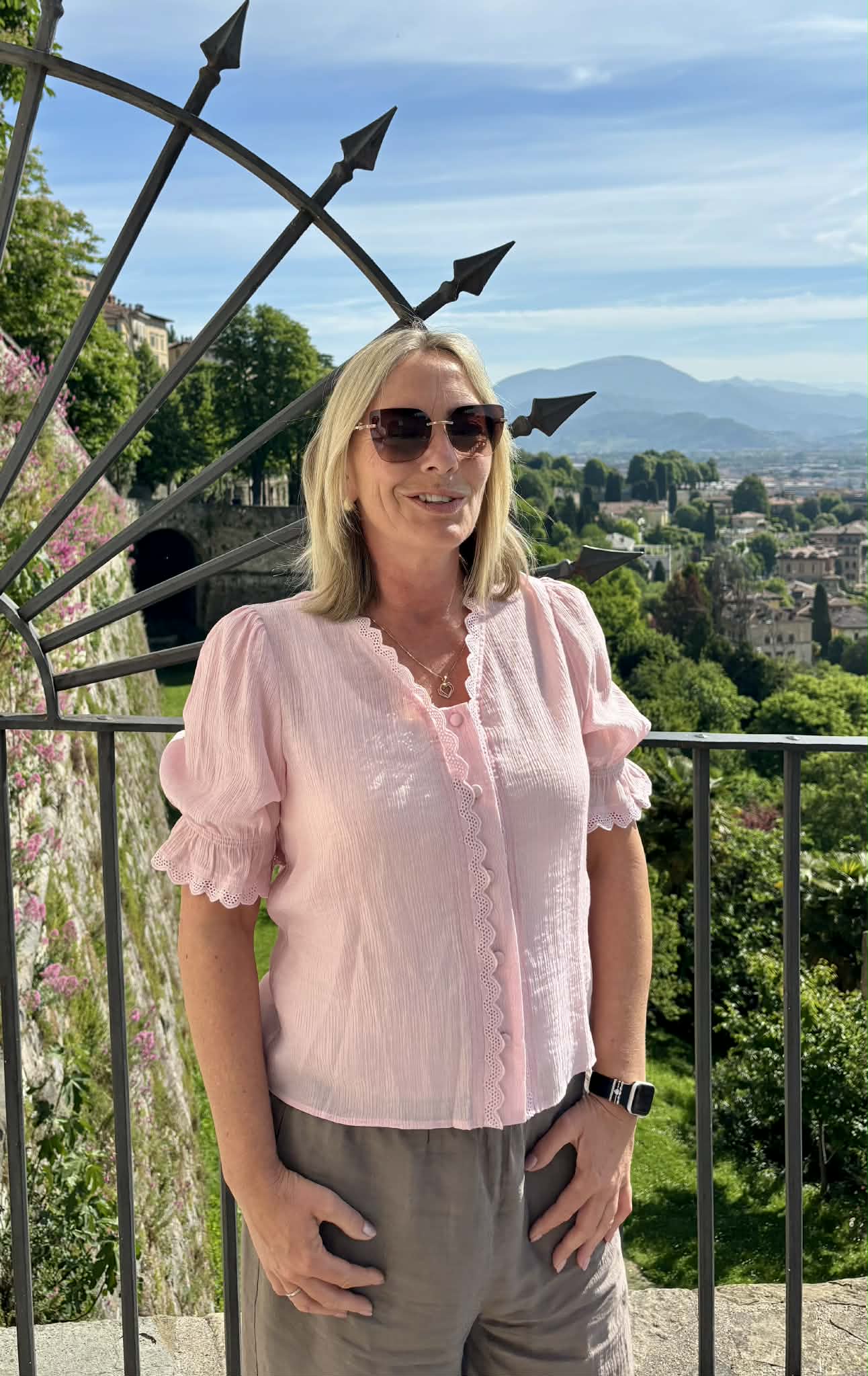 Kristelsz Shirt i chalk rosa i viskose, skjorte fra Saint Tropez hos Image Mandal