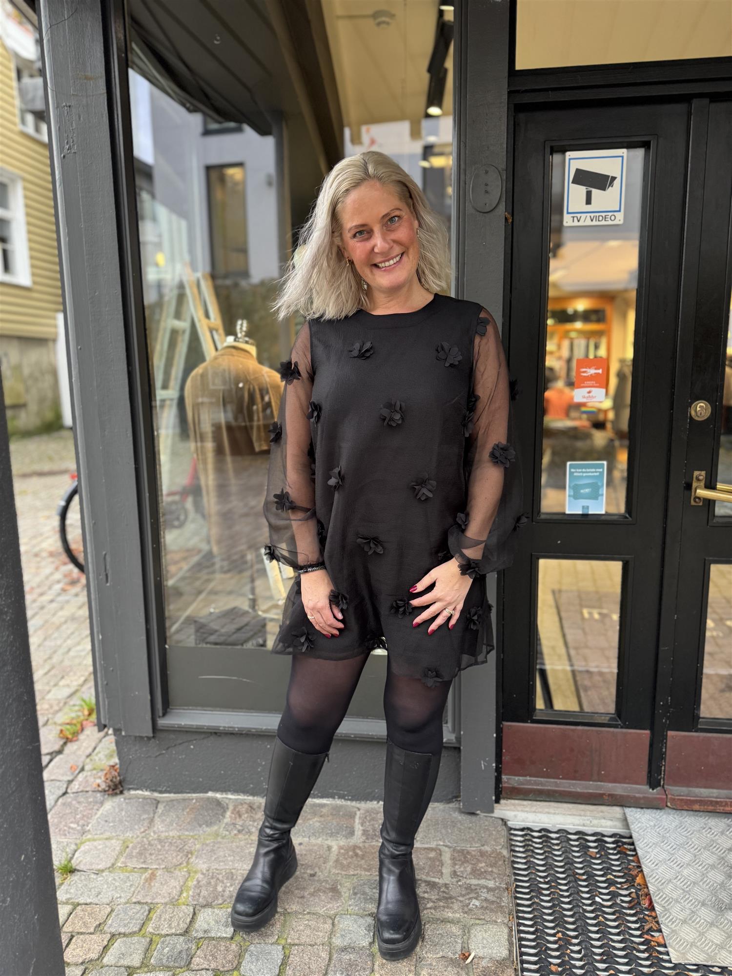 Molli Dress i sort alternativt utsnitt, kjole fra MBYM hos Image Mandal