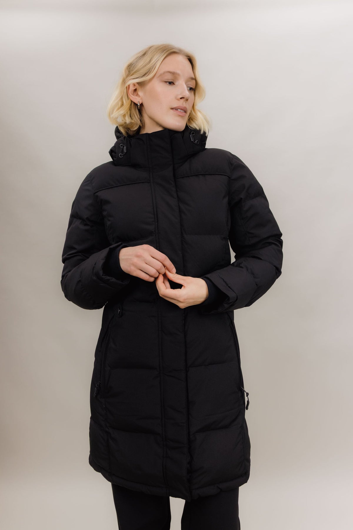Urban Pioneers Liv Parka parka – forfra på modell, hånd på glidelås