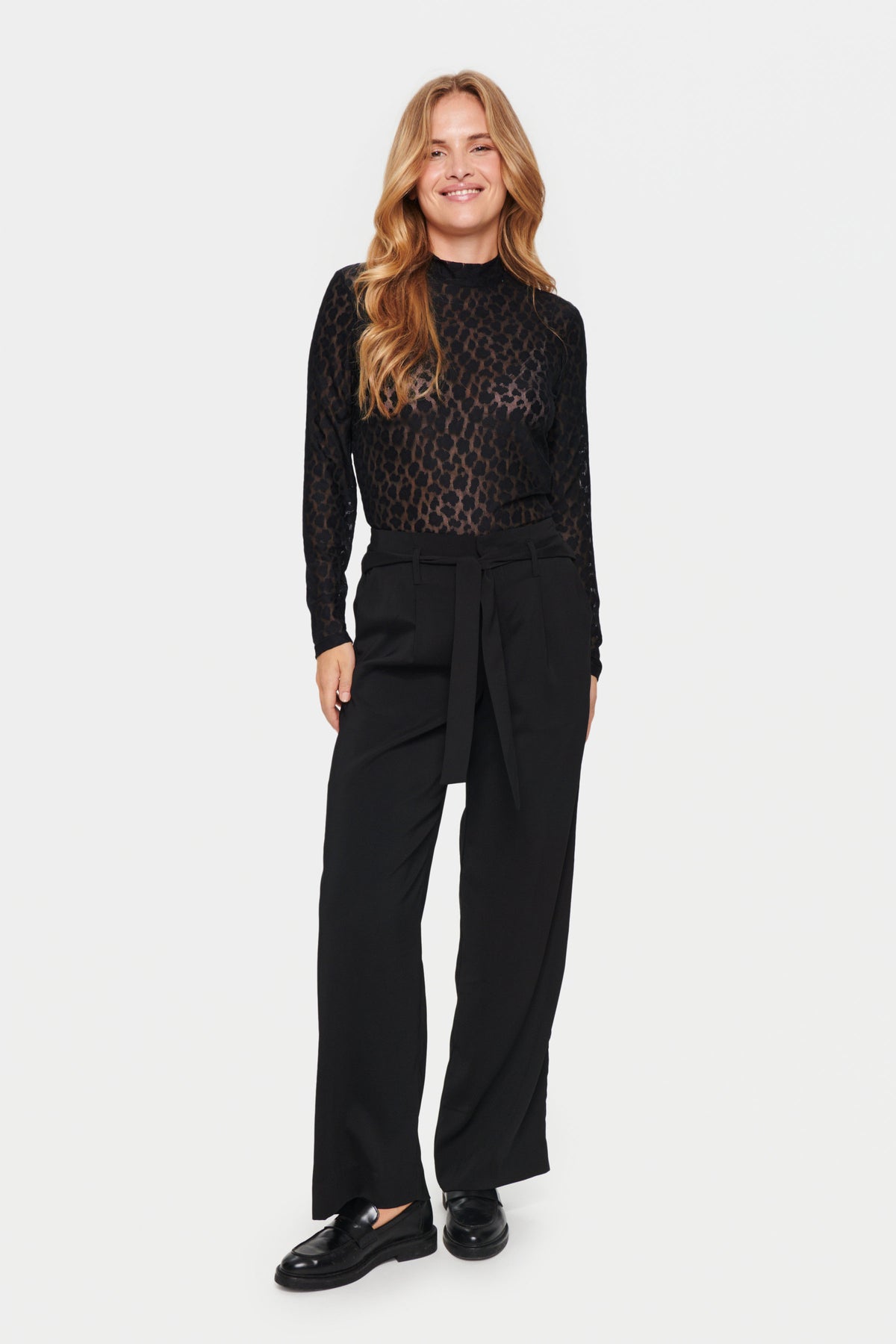 Saint Tropez Rasmin bluse – helfigur på modell, med leopardmønster