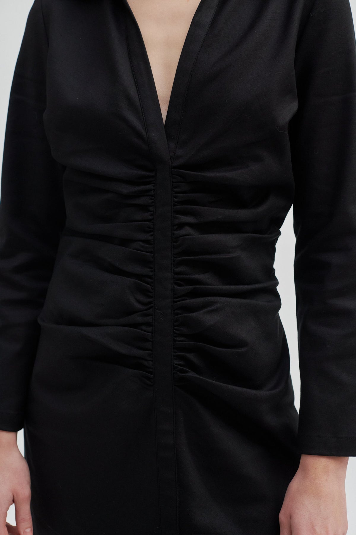 Second Female Numm kjole – detalj av rynking foran