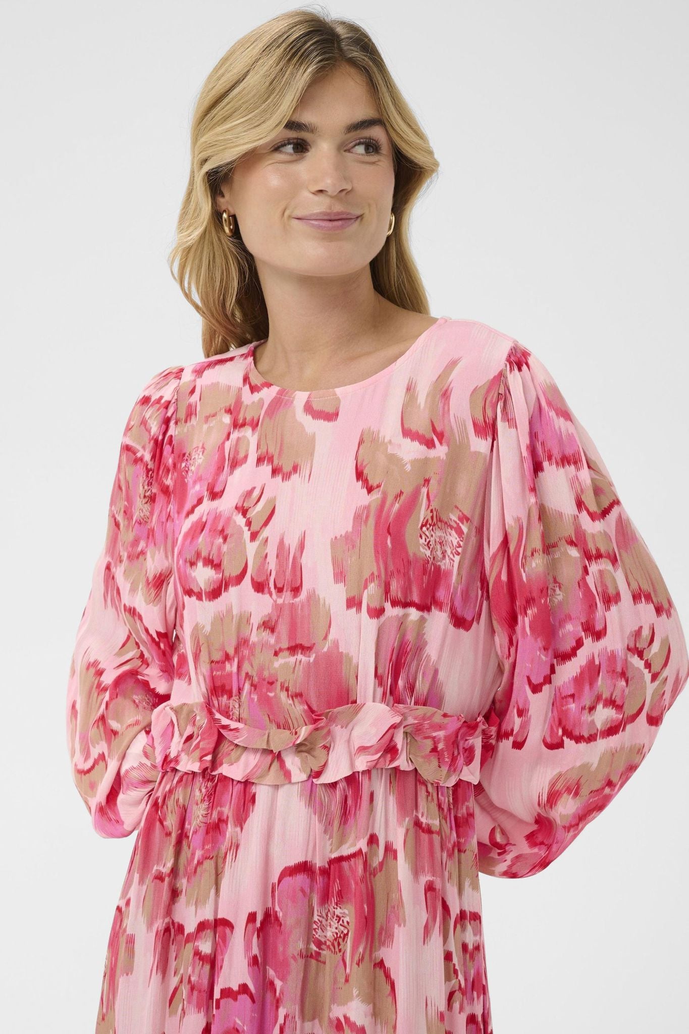 Pollyanasz Dress i poppy shaded flower bakfra, kjole fra Saint Tropez hos Image Mandal