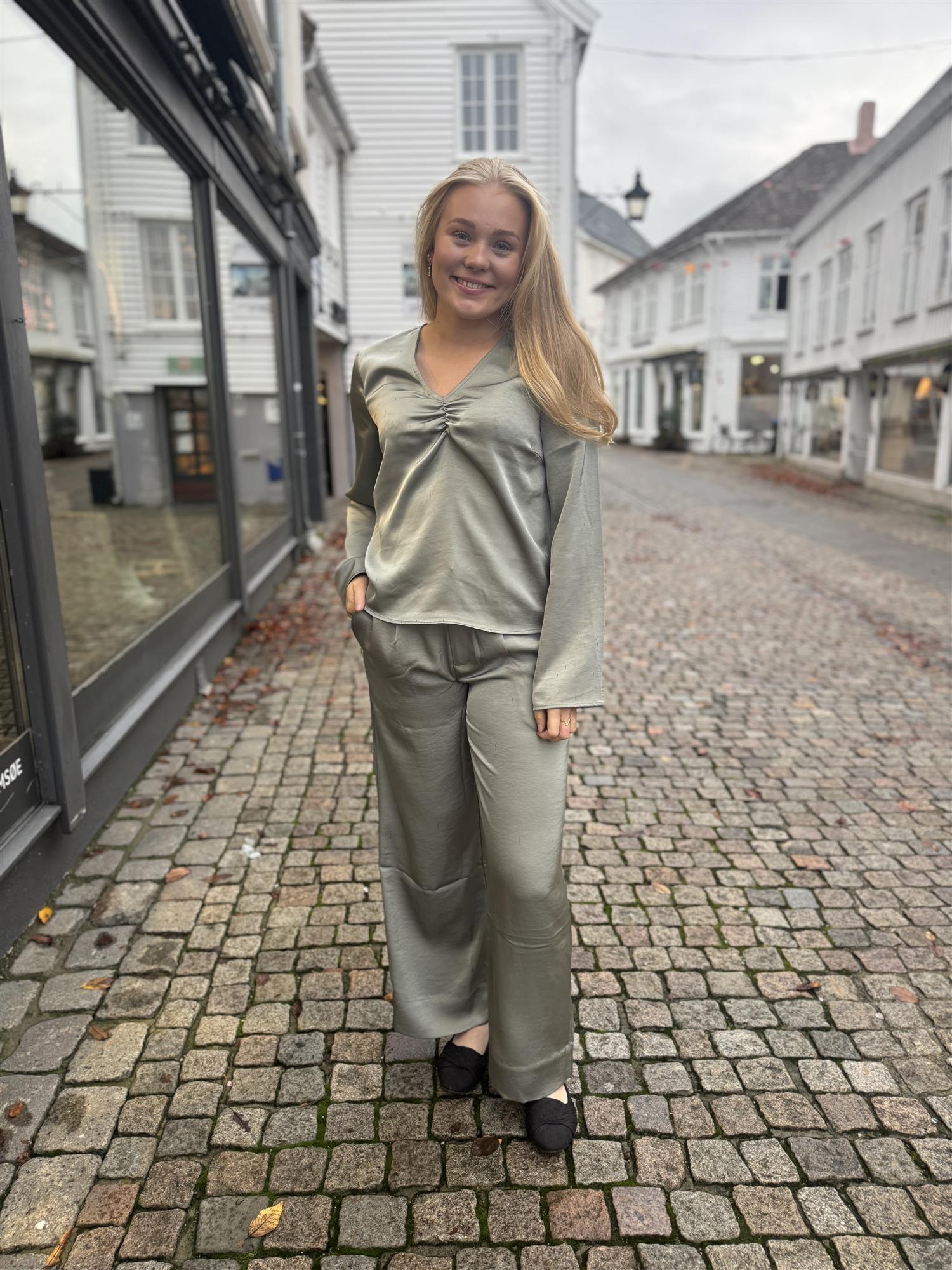 Charlina Shirt alternativt utsnitt, bluse fra MBYM hos Image Mandal