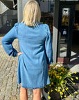 Tannia M Dress i blå på modell, kjole fra MBYM hos Image Mandal