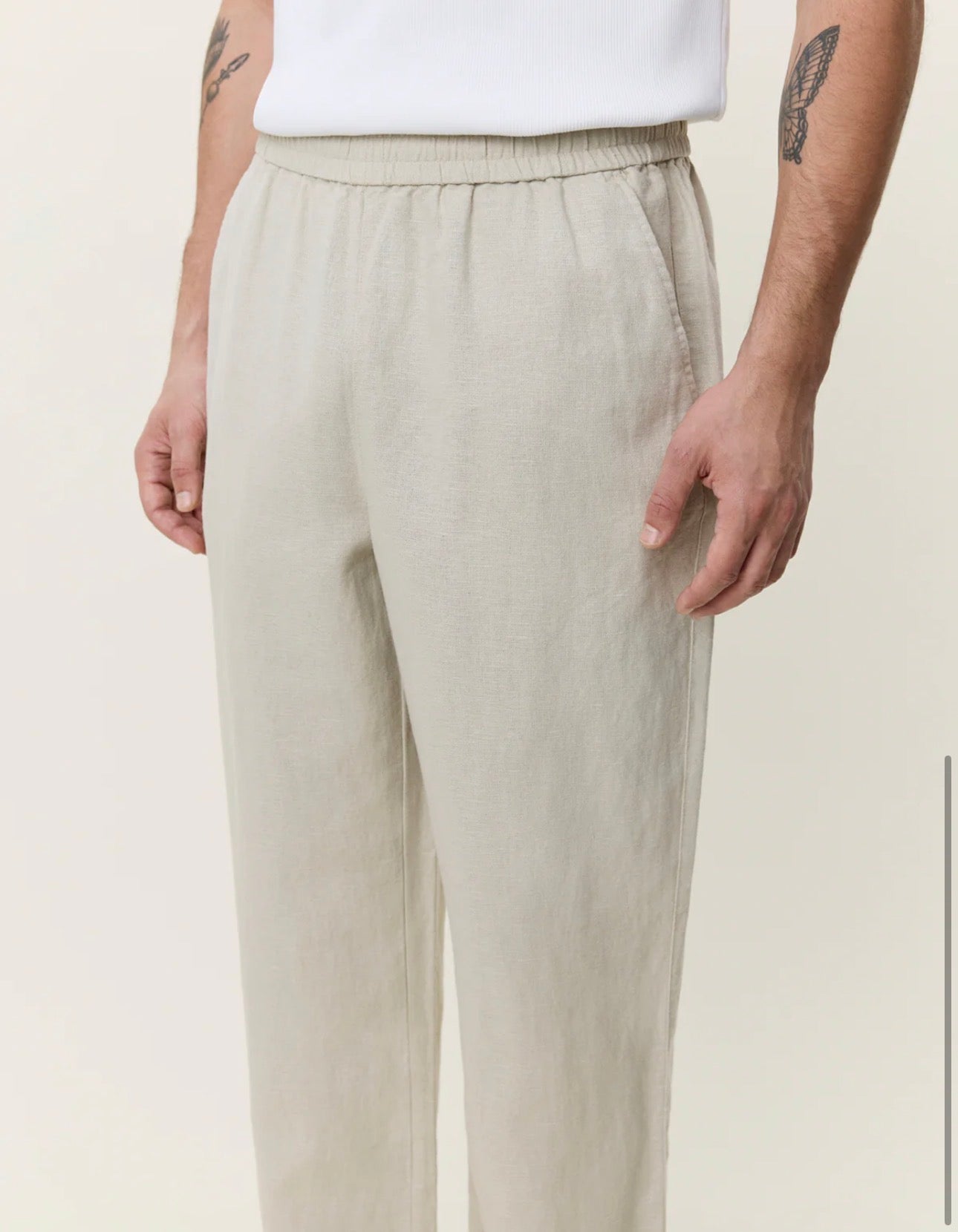 Linen Casual Pants i light sand sett fra siden, bukse fra Les Deux hos Image Mandal