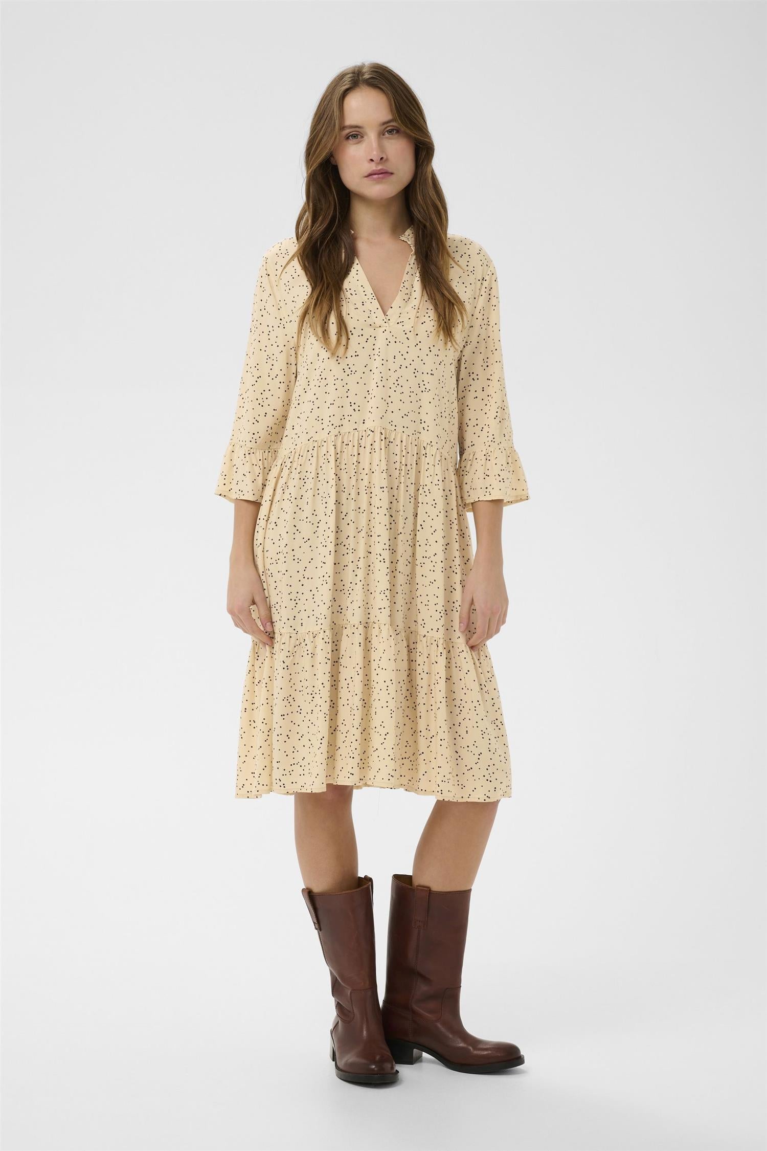 Edasz Dress i creme sort mini dots sett fra siden, kjole fra Saint Tropez hos Image Mandal