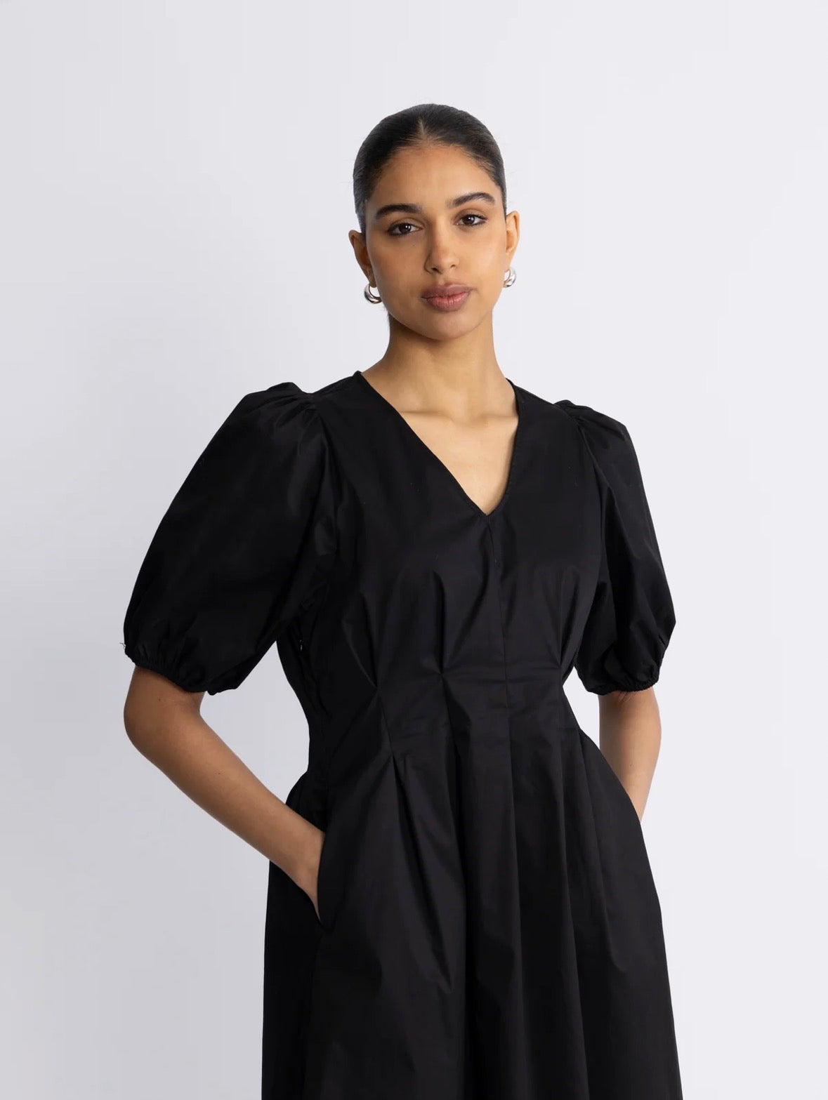 Poppycc Pleat Dress i sort sett fra siden, kjole fra Co'couture hos Image Mandal