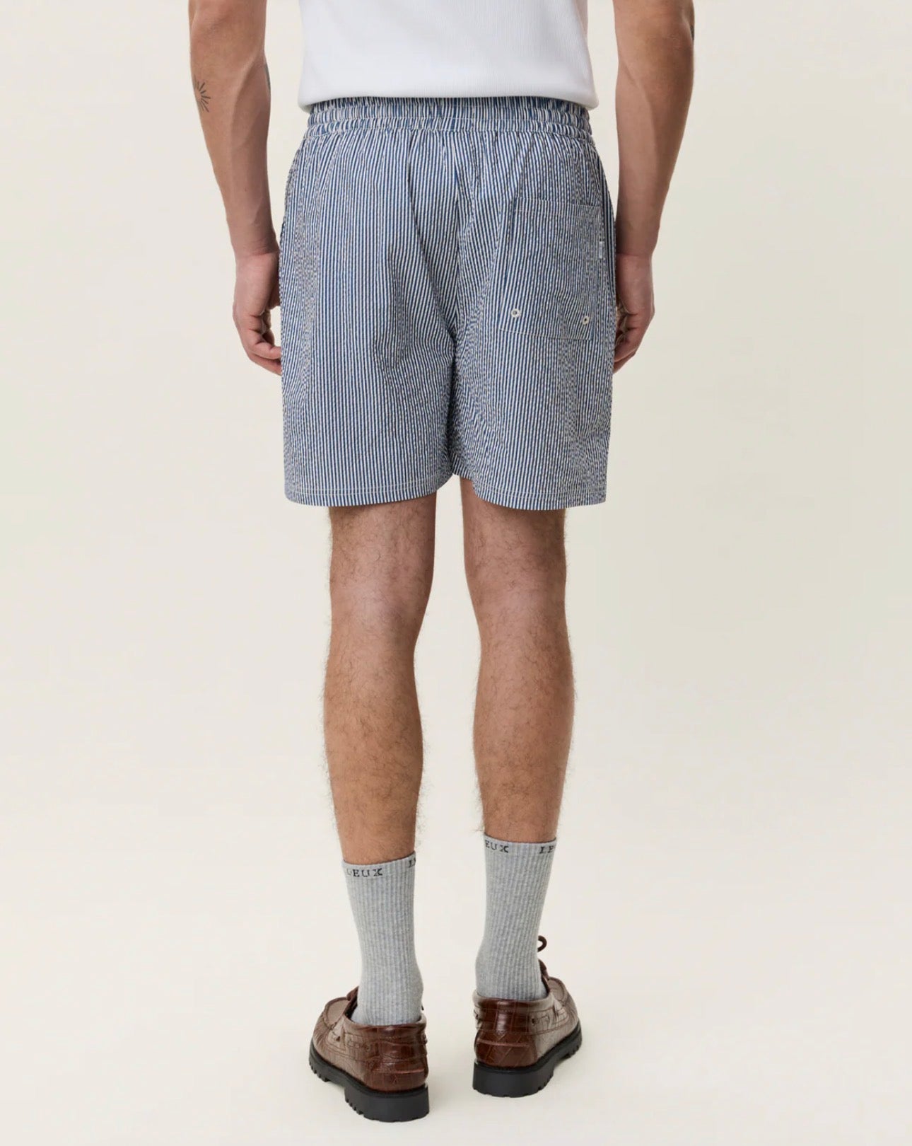 Stripe Seersucker Swim Shorts i mørkeblå bakfra, badetøy fra Les Deux hos Image Mandal