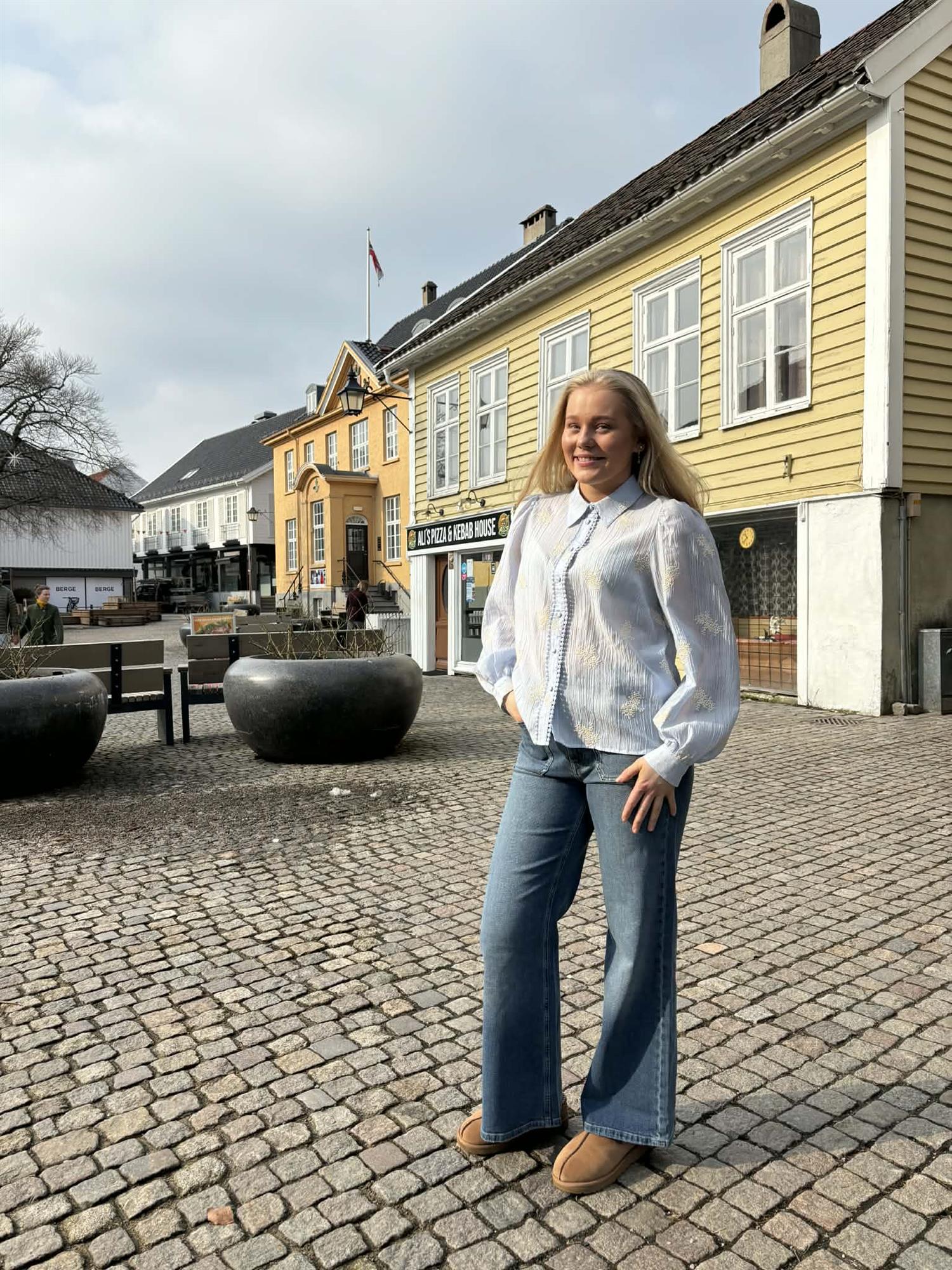 Ameliacc Emb Shirt i pale blå stylet antrekk, skjorte fra Co'couture hos Image Mandal