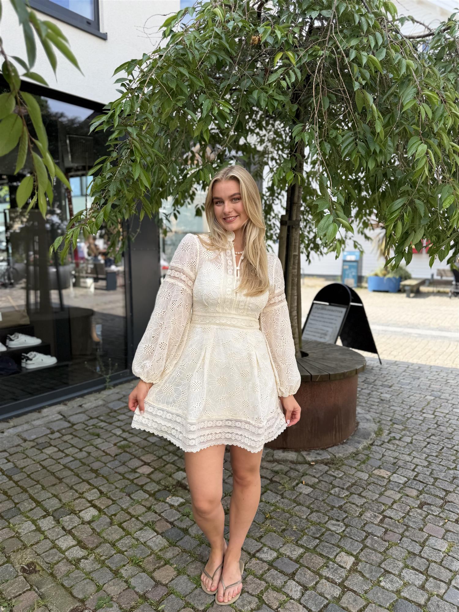 Aliah Daisy dress i Kremfarget, kjole fra Ravn Ravn hos Image Mandal
