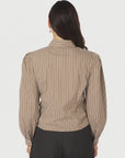 Ritta Stripe Shirt i light brun nærbilde av detaljer, skjorte fra Neo Noir hos Image Mandal