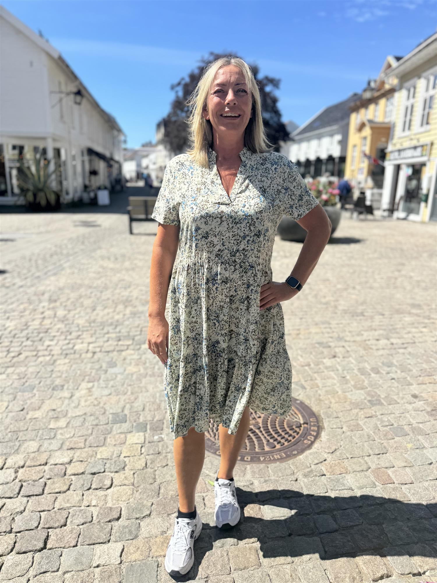 Edasz Ss Dress i vallarta blue brushed blooms, kjole fra Saint Tropez, bilde 8 – Image Mandal