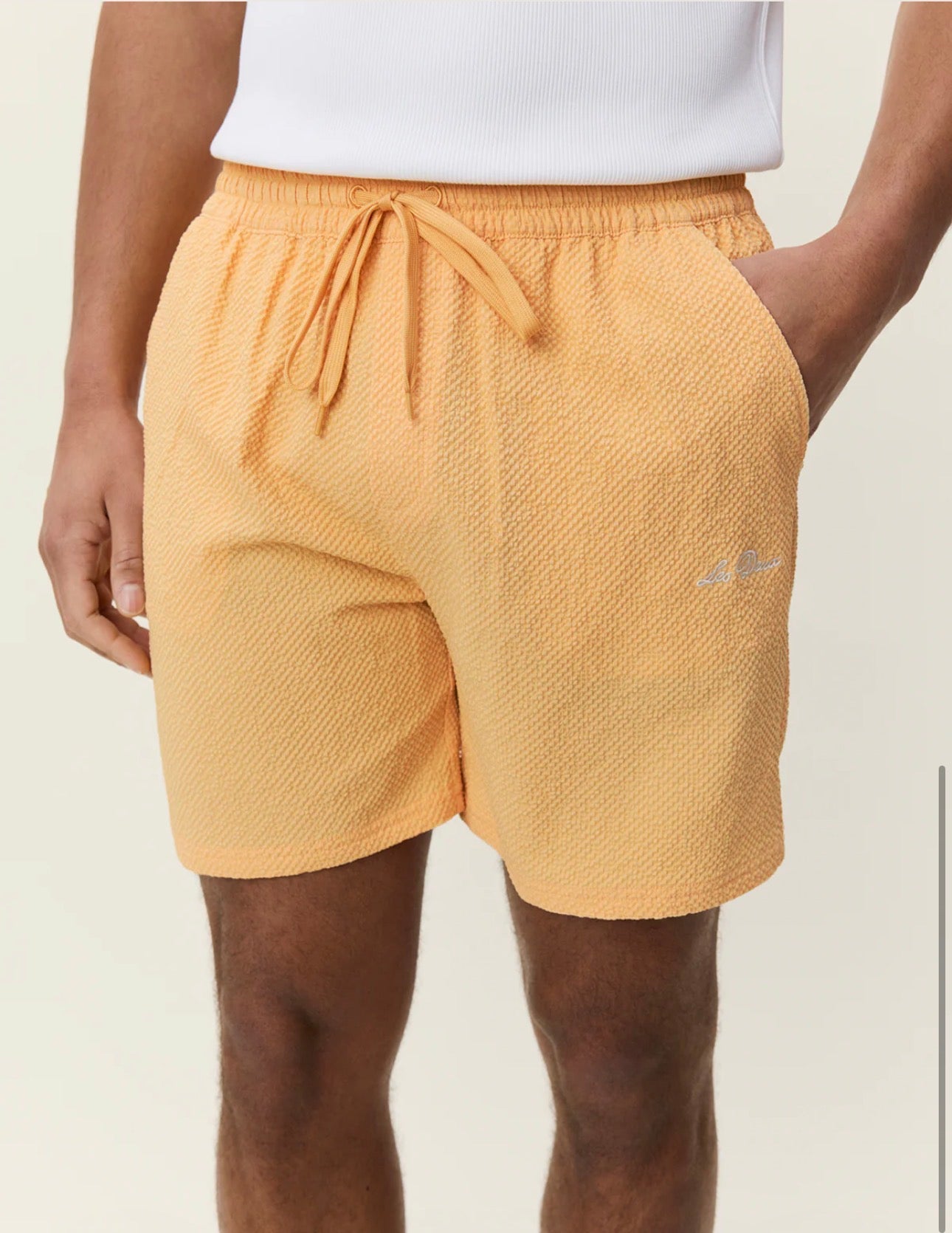 Seersucker Swim Shorts i aprikos sett fra siden, badetøy fra Les Deux hos Image Mandal