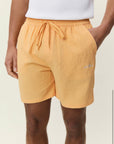 Seersucker Swim Shorts i aprikos sett fra siden, badetøy fra Les Deux hos Image Mandal