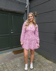Shinya Dress i rosa alternativt utsnitt, kjole fra MBYM hos Image Mandal