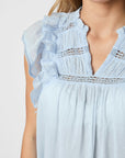 Jayla Voile Top i blå på modell, bluse fra Neo Noir hos Image Mandal