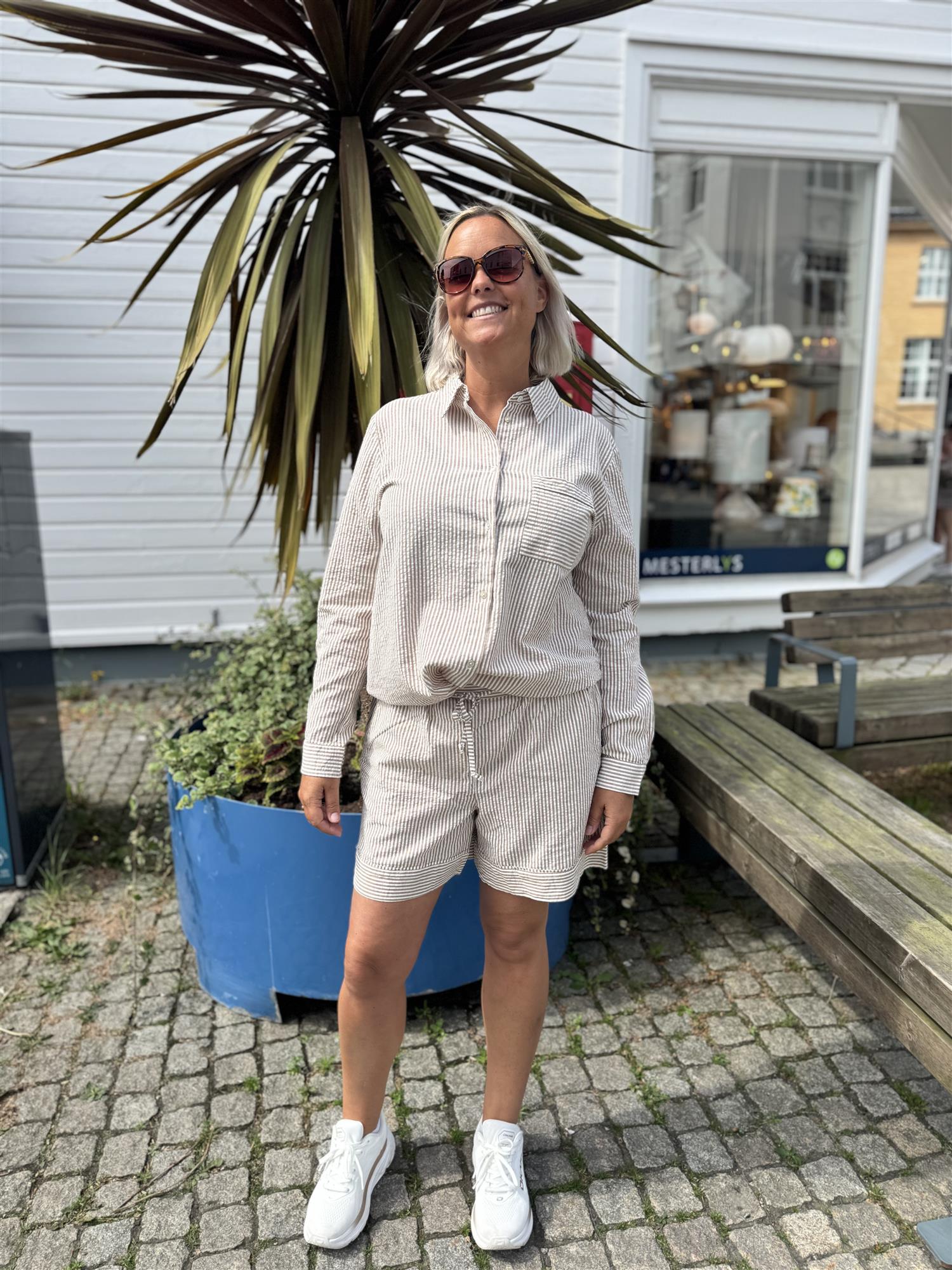Elmikosz N. Shorts i Toasted Coconut Ice Stripe, shorts fra Saint Tropez hos Image Mandal