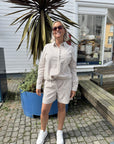 Elmikosz N. Shorts i Toasted Coconut Ice Stripe, shorts fra Saint Tropez hos Image Mandal