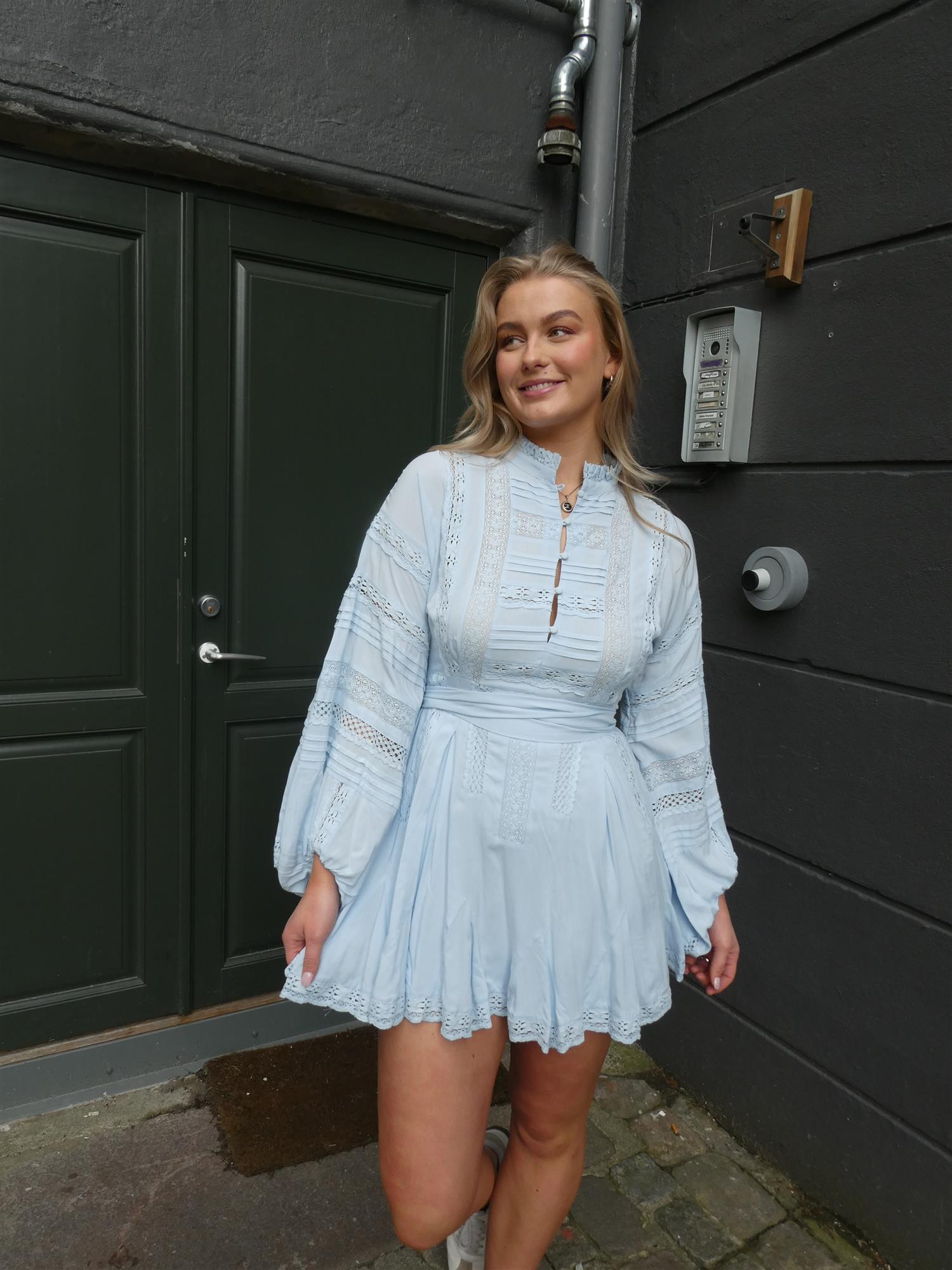 Litarv Dress i blå på modell, kjole fra Ravn Ravn hos Image Mandal