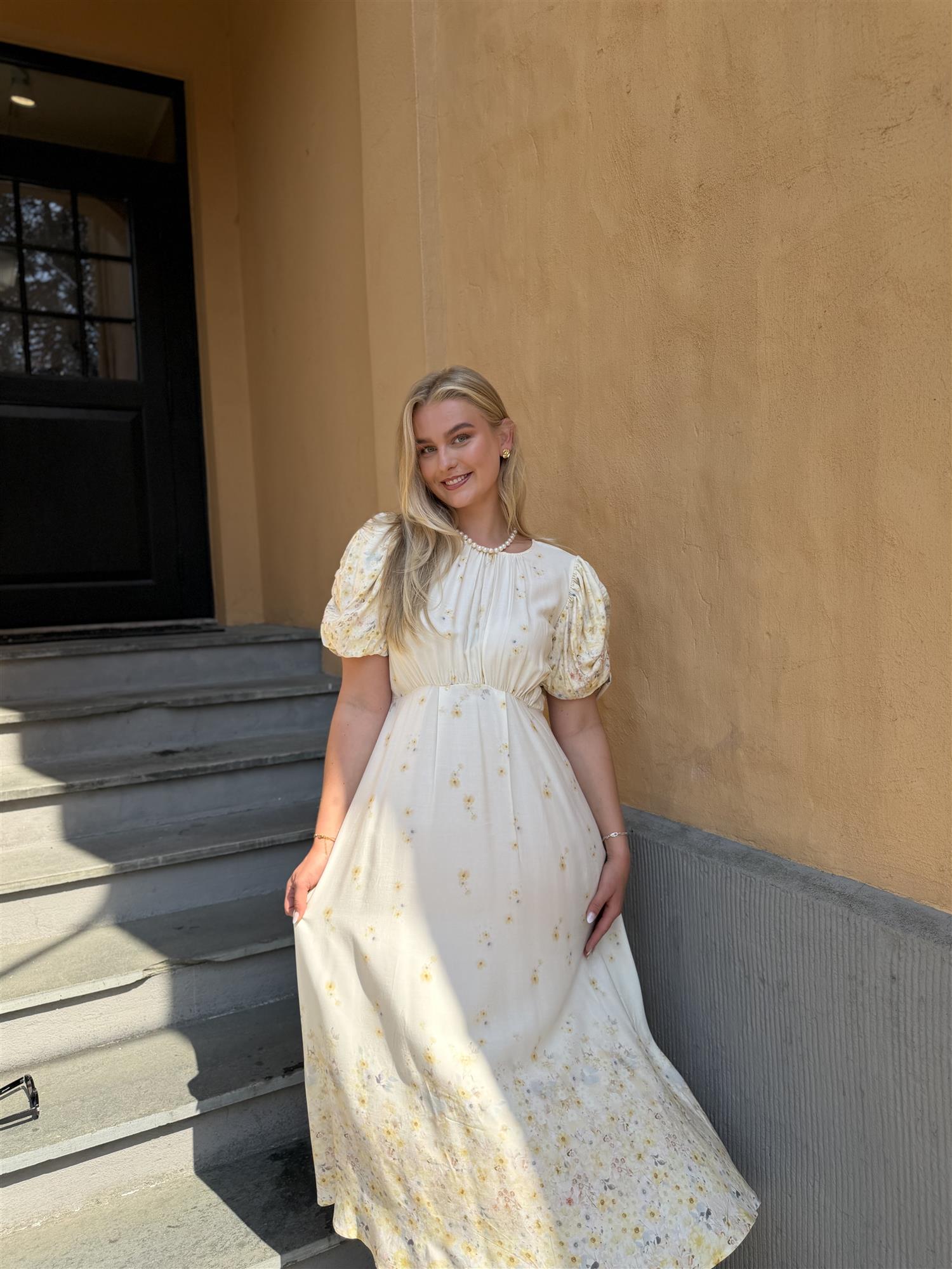 Botanic Dress i Gul, kjole fra A-view hos Image Mandal
