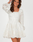 Sophie Lace Dress i hvit sett fra siden, kjole fra Golightly hos Image Mandal